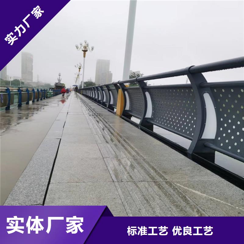 乡村道路防撞护栏颜色靓丽