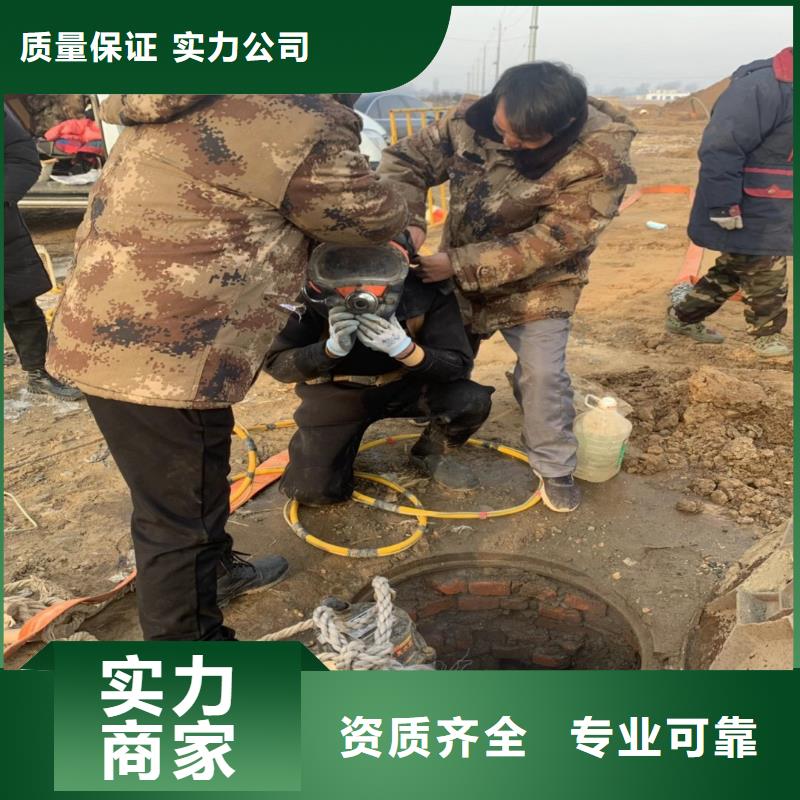 政管道水下砌墙团队身边的打捞队