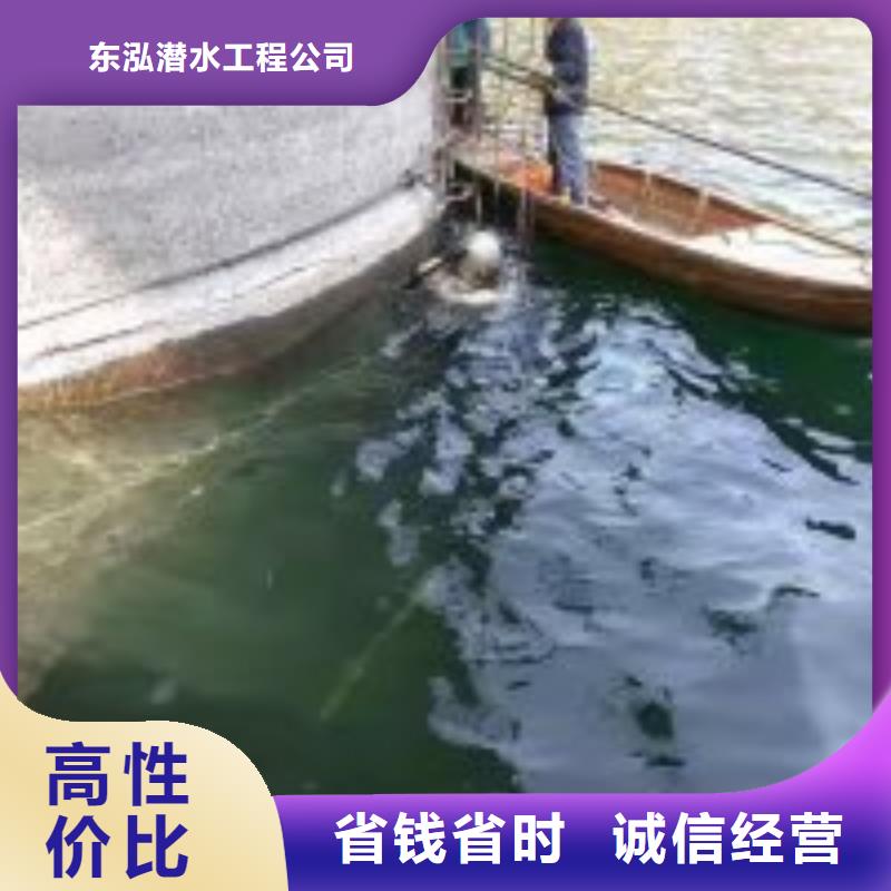 潜水员水中清理施工队伍